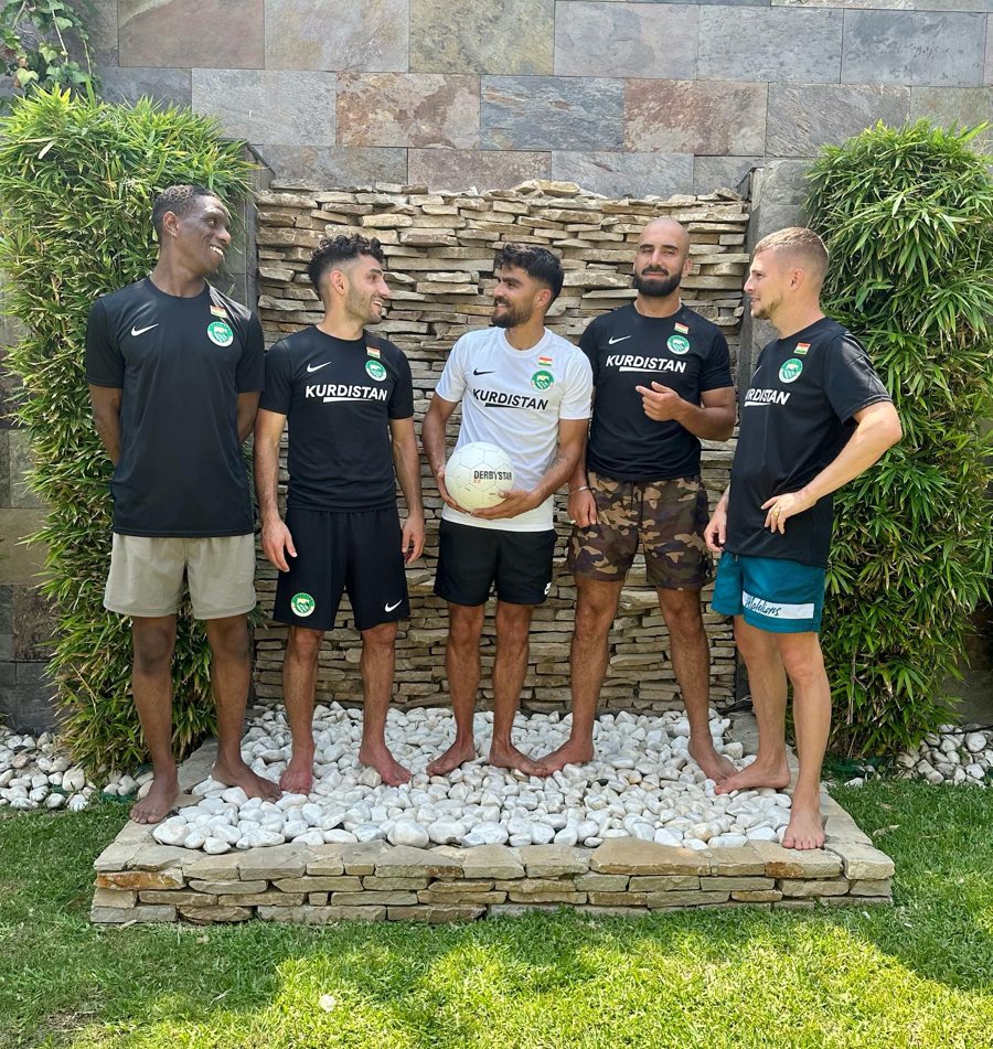 Cinq amis en maillots Kurdistan Nike noir et blanc, ballon à la main